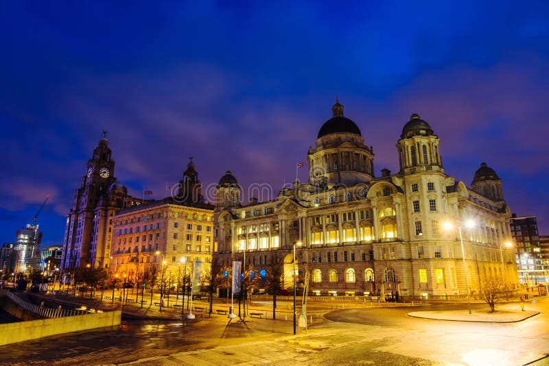Vue sur les bâtiments historiques au bord de l'eau de Liverpool, Angleterre, Royaume-Uni images libres de droits Vue sur les bâtiments historiques au bord de l'eau de Liverpool, Angleterre, Royaume-Uni images libres de droits