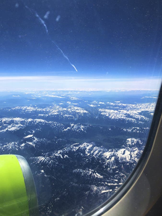 Vue sur les montagnes avec les crêtes neigeuses de la fenêtre d'avion Photo verticale Effet pointillé spécial de photo photos libres de droits Vue sur les montagnes avec les crêtes neigeuses de la fenêtre d'avion Photo verticale Effet pointillé spécial de photo photos libres de droits