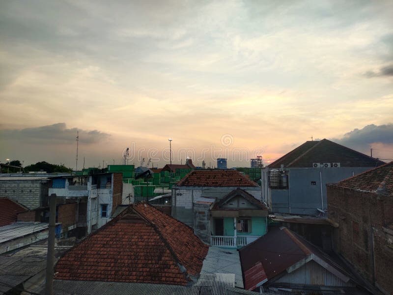 Vue sur les villages densément peuplés et couchers de soleil images stock