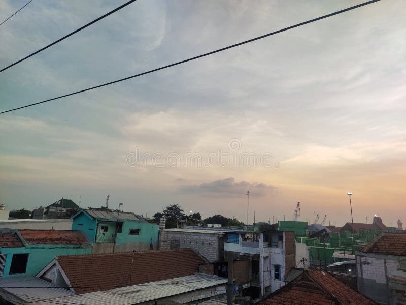 Vue sur les villages densément peuplés et couchers de soleil images stock