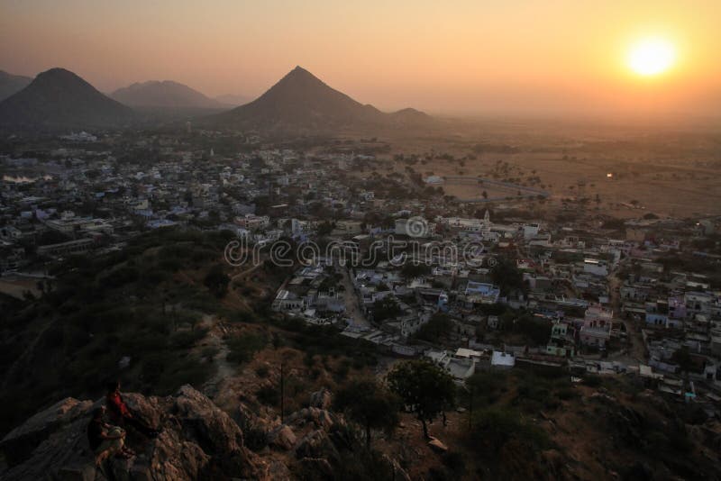 Vue sur Pushkar et les collines d'Aravalli de Pap Mochani Gayatri Temple, Ràjasthàn, Inde photos libres de droits Vue sur Pushkar et les collines d'Aravalli de Pap Mochani Gayatri Temple, Ràjasthàn, Inde photos libres de droits