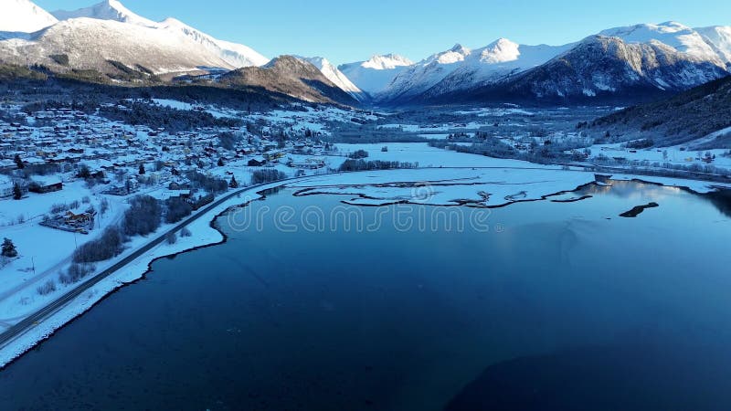 Vue sur un magnifique paysage d'hiver avec des eaux réfléchissantes et un environnement enneigé le matin banque de vidéos