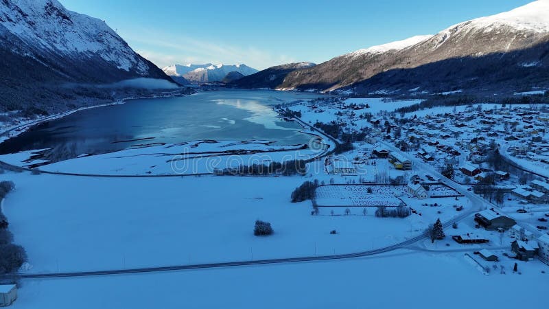 Vue sur un magnifique paysage d'hiver avec des eaux réfléchissantes et un environnement enneigé le matin banque de vidéos