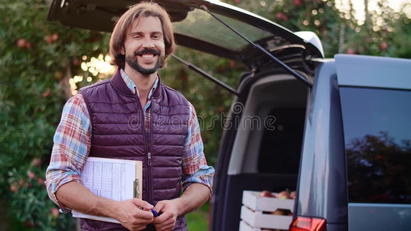 Vue tenue à la main d'arboriculteur réussi dans le verger de pommiers banque de vidéos