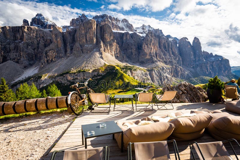Vue Tyrol du sud Italie de restaurant du massif du massif montagneux de sella gruppo