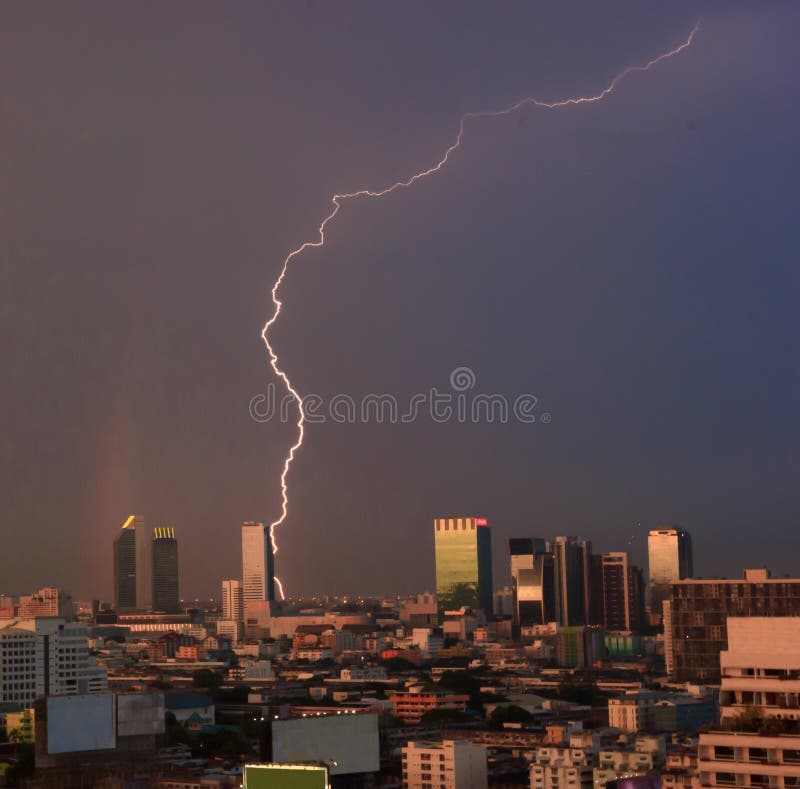 Vue urbaine de phénomène naturel, foudre et arc-en-ciel au-dessus du district des affaires central du ` s de ville, Bangkok, capi photographie stock Vue urbaine de phénomène naturel, foudre et arc-en-ciel au-dessus du district des affaires central du ` s de ville, Bangkok, capi photographie stock