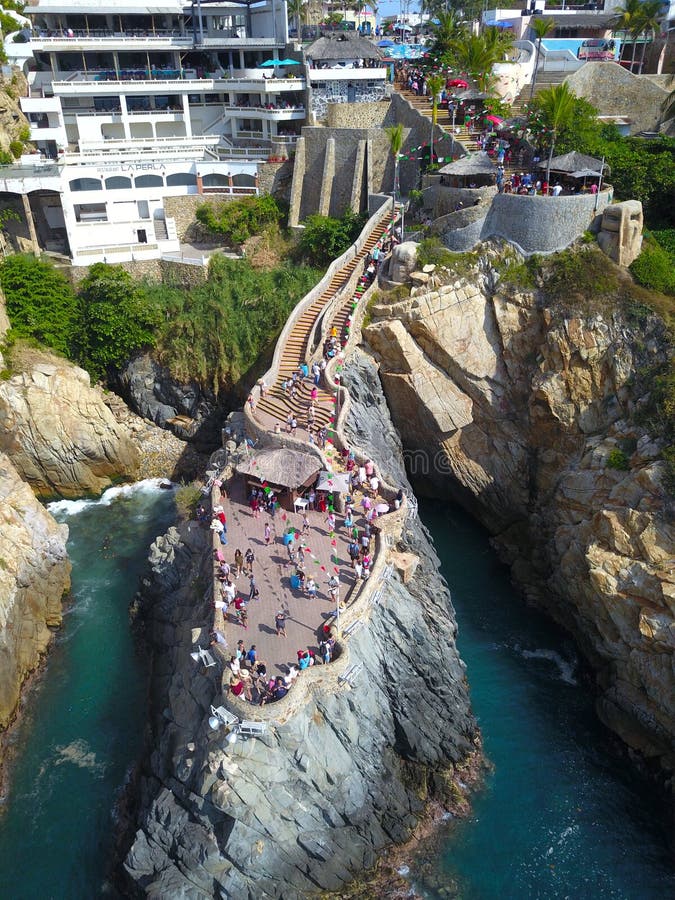 Vue verticale aérienne depuis le balcon de la falaise Acapulco de La quebrada. Acapulco Mexique le 5 janvier 2019 : Vue aérienne du balcon verticale de la falaise de La quebrada