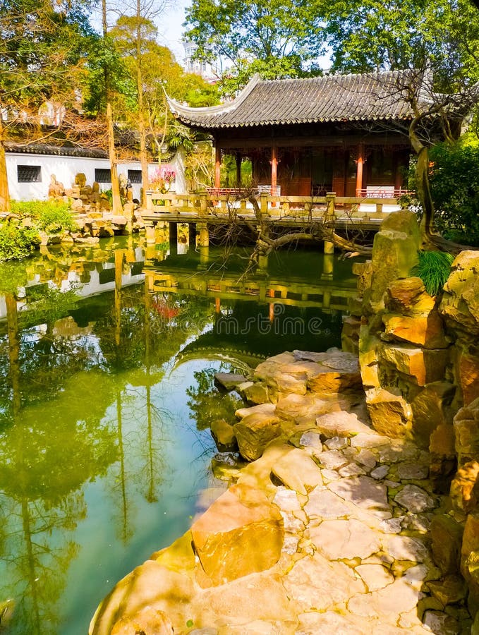 Vue verticale d'un pavillon traditionnel dans des jardins de Yuyuan images libres de droits Vue verticale d'un pavillon traditionnel dans des jardins de Yuyuan images libres de droits