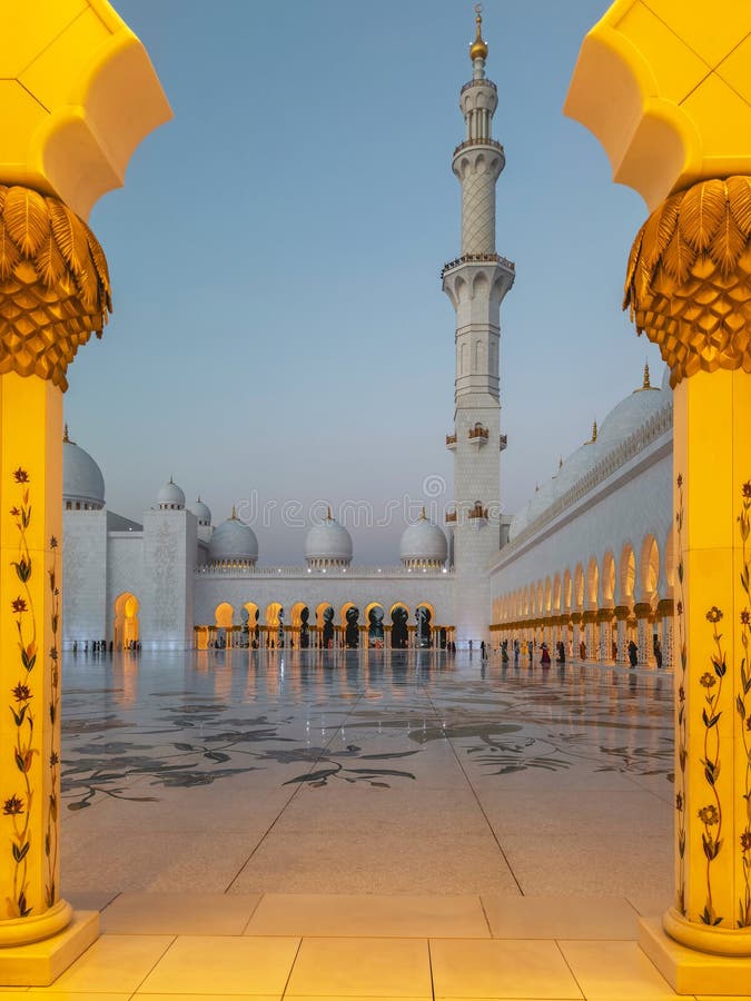 Vue verticale nocturne de la grande mosquée sheik zayed photo stock