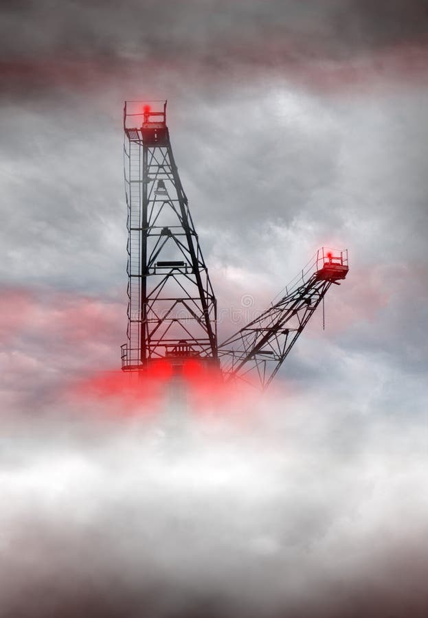 Vue à faible angle de la grue contre ciel nuageux