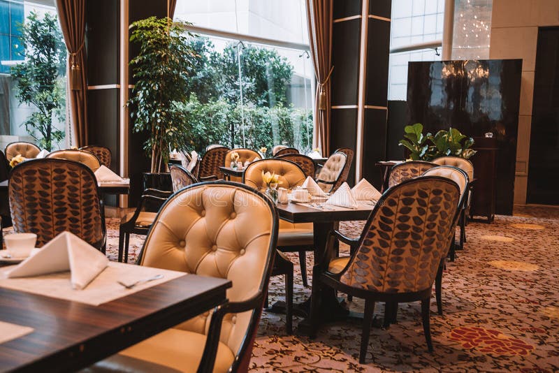 Une vue à l'intérieur d'un hôtel de luxe fantaisiste d'Avalon à Singapour avec des tables et des chaises classiques