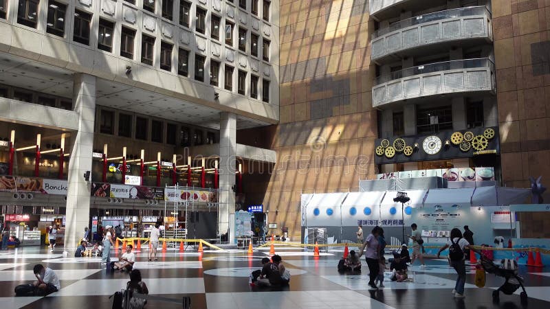 Vue à l'intérieur de la gare centrale de Taipei montrant des architectes modernes assis sur le sol et des magasins banque de vidéos