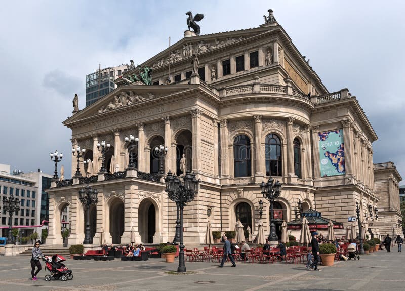 Vue à l'opernplatz et au théatre de l'opéra de Francfort sur Main, Allemagne images libres de droits Vue à l'opernplatz et au théatre de l'opéra de Francfort sur Main, Allemagne images libres de droits