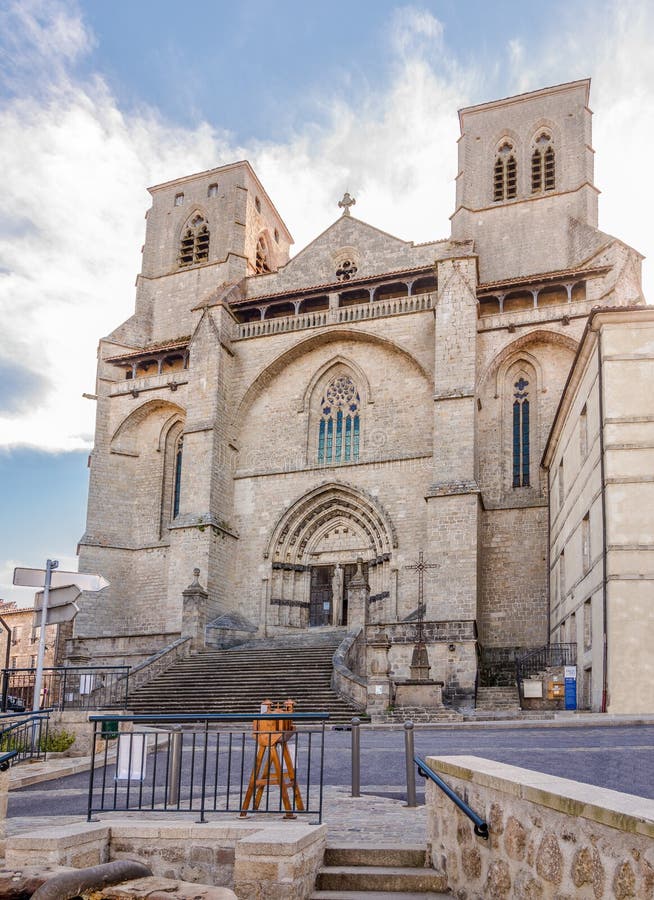 Vue à l'église en La Chaise Dieu - France. CABRIOLET DIEU, FRANCES - SEPTEMBRE 2,2016 de LA - vue à l'église en La Chaise Dieu La La Chaise Dieu est une commune dans le département Haute de la Loire dans des Frances sud-centrales