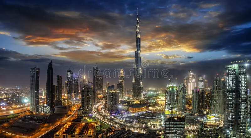 Vue à la baie d'affaires de Dubaï juste après le coucher du soleil, EAU photographie stock libre de droits Vue à la baie d'affaires de Dubaï juste après le coucher du soleil, EAU photographie stock libre de droits