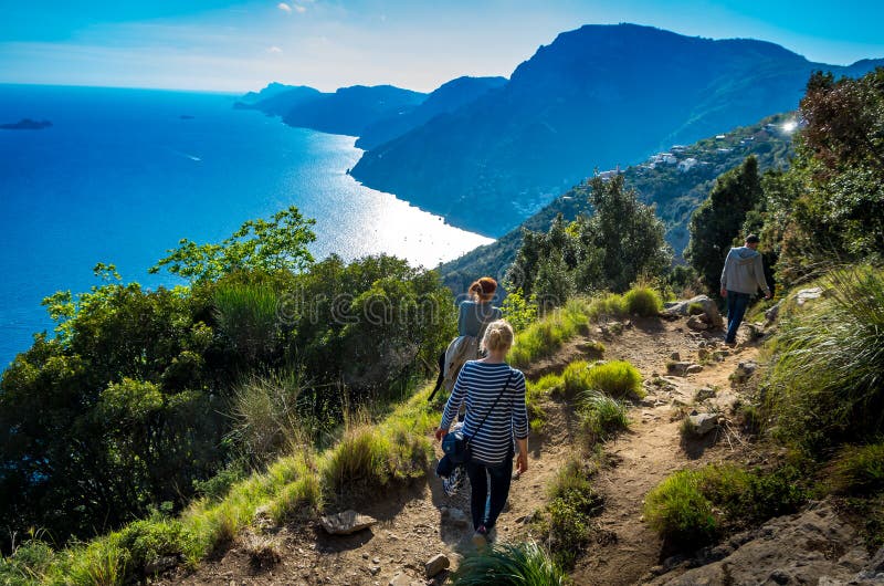 Vue à la côte d'Amalfi vue du procès de trekking le chemin des dieux photo libre de droits Vue à la côte d'Amalfi vue du procès de trekking le chemin des dieux photo libre de droits