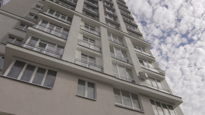 Vue à la nouvelle maison multi d'étage avec la réflexion du rayon de soleil dans les fenêtres banque de vidéos