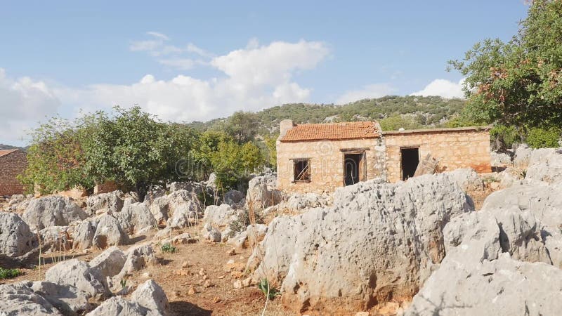 Vue à la vieille maison construite sur les ruines antiques