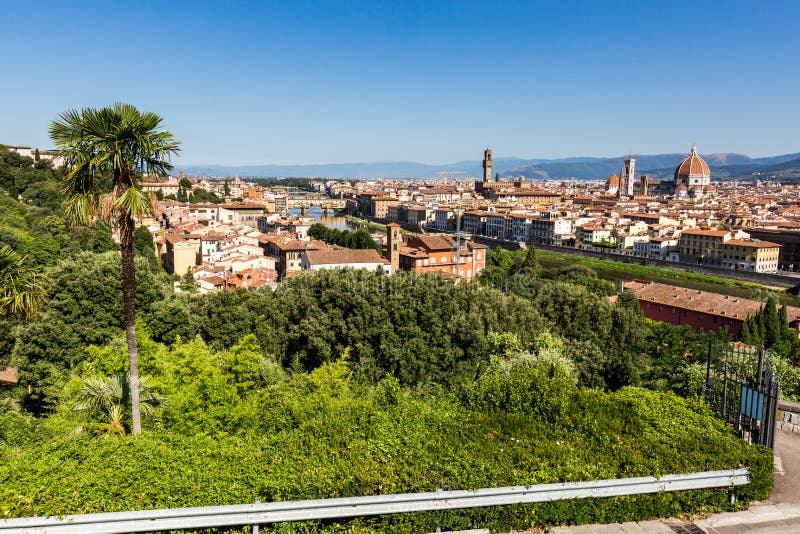 Vue à la ville de Florence de Michelangelo Square. Vue d'horizon de la ville de Florence de Michelangelo Square