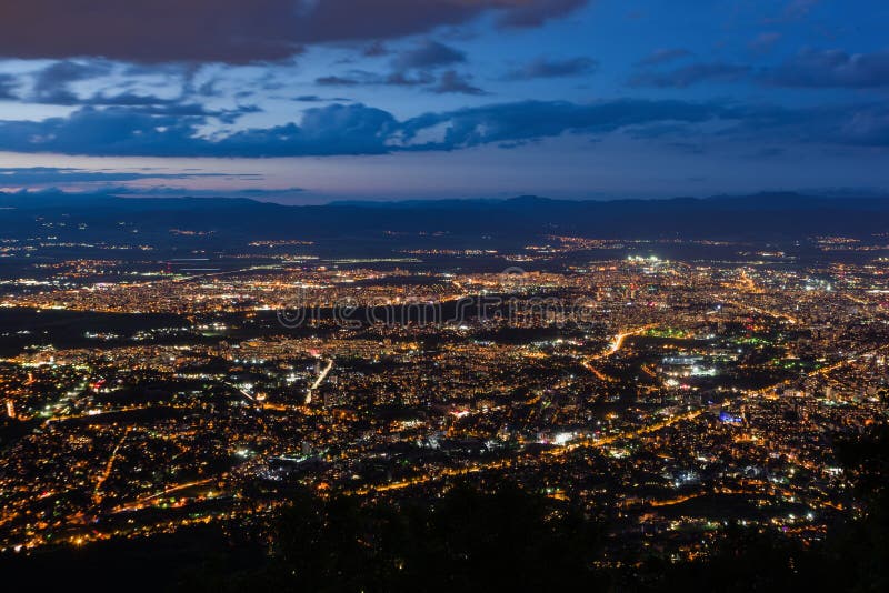 Vue à la ville de Sofia au crépuscule Vue de la colline de Kopitoto, montagne de Vitosha, Bulgarie image stock Vue à la ville de Sofia au crépuscule Vue de la colline de Kopitoto, montagne de Vitosha, Bulgarie image stock