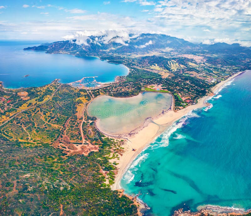 Vue à partir d'un drone volant. scène de printemps excitante du cap carbonara. paysage aérien matinal de notteri port sardinia île photos libres de droits