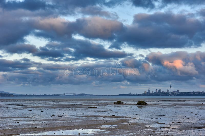 Vue à travers la baie de la péninsule de Te Atatu vers la ville d'Auckland photos stock Vue à travers la baie de la péninsule de Te Atatu vers la ville d'Auckland photos stock