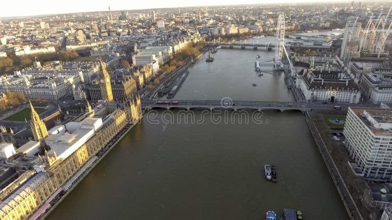 Vue élevée au-dessus de la ville de Londres le long de la Tamise photos libres de droits Vue élevée au-dessus de la ville de Londres le long de la Tamise photos libres de droits