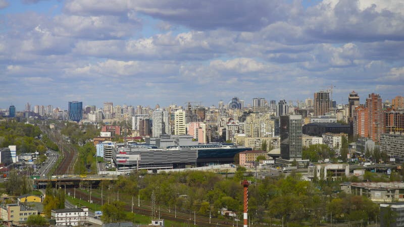Vue élevée au-dessus de ville de Kiev Nuages de flottement