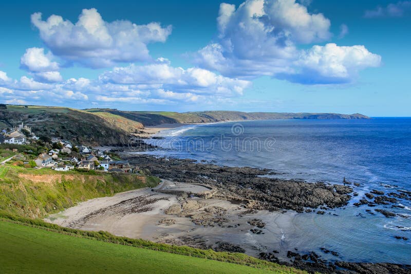 Vue élevée de Portwrinkle, avec des vues à travers la baie de Whitsand vers la tête de Rame dans les Cornouailles photographie stock Vue élevée de Portwrinkle, avec des vues à travers la baie de Whitsand vers la tête de Rame dans les Cornouailles photographie stock