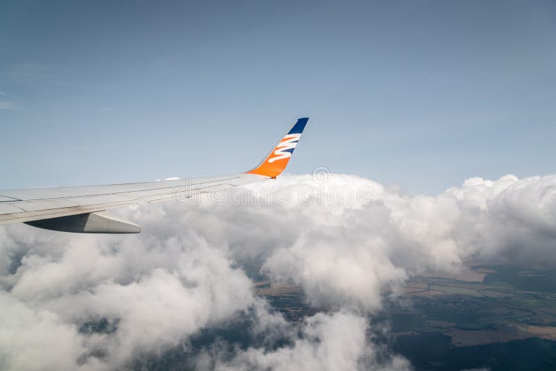 Prague, République Tchèque - 22 août 2017 : Aile d'avion des lignes aériennes tchèques Vue étonnante d'aile d'avions dans l'altitude pendant le vol