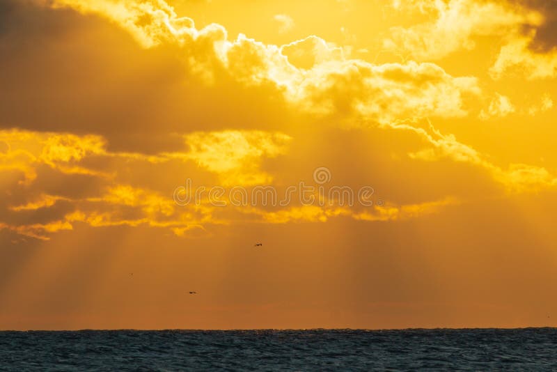 Vue étonnante d'avion sur le soleil et des nuages de lever de soleil photo libre de droits Vue étonnante d'avion sur le soleil et des nuages de lever de soleil photo libre de droits
