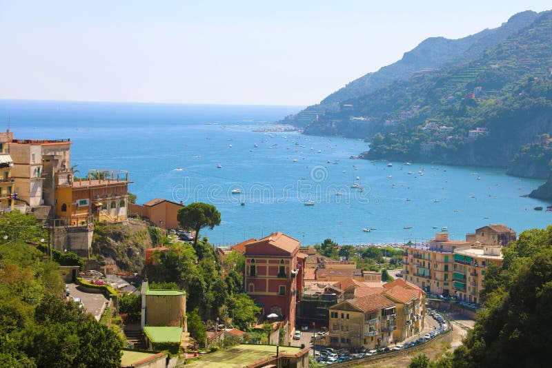 Vue étonnante de côte d'Amalfi de village de jument de sul de Vietri, Italie photos libres de droits Vue étonnante de côte d'Amalfi de village de jument de sul de Vietri, Italie photos libres de droits