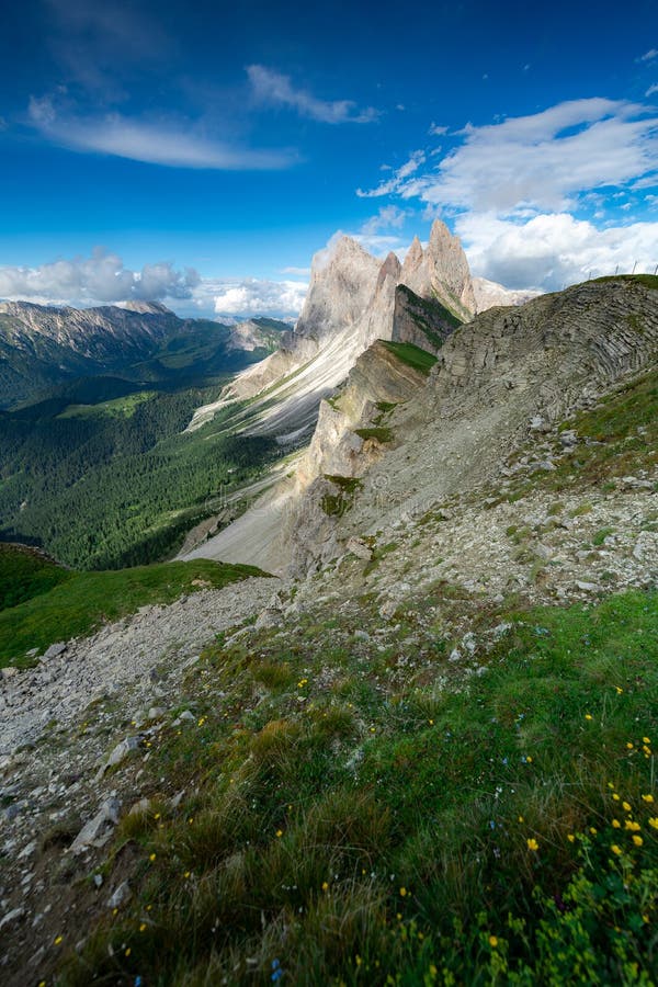 Vue étonnante de paysages de montagne verte avec le ciel bleu l'été des dolomites, Italie images libres de droits Vue étonnante de paysages de montagne verte avec le ciel bleu l'été des dolomites, Italie images libres de droits