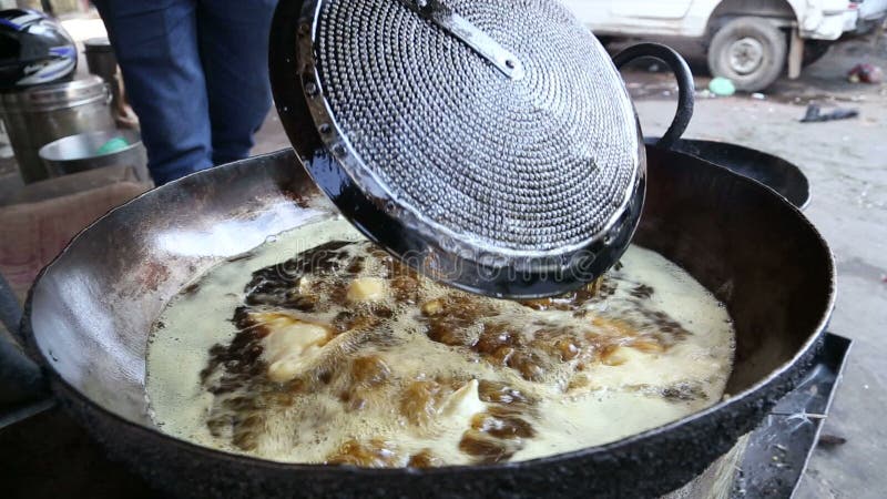 Vue étroite des samosas étant faits frire dans la grande cuvette avec de l'huile clips vidéos
