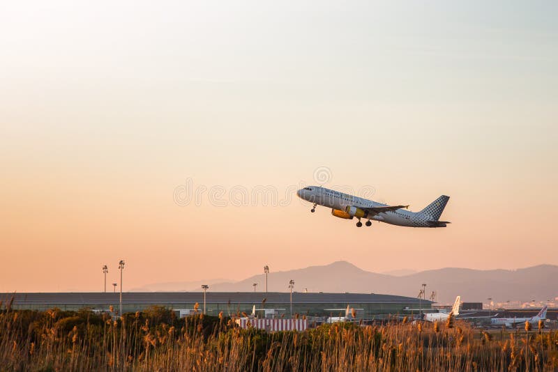 [Obrazek: vueling-plane-departing-photograph-el-pr...601933.jpg]