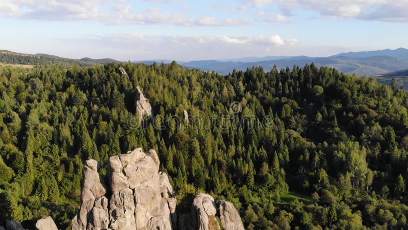 Vuelo de drones sobre montañas y rocas. belleza natural