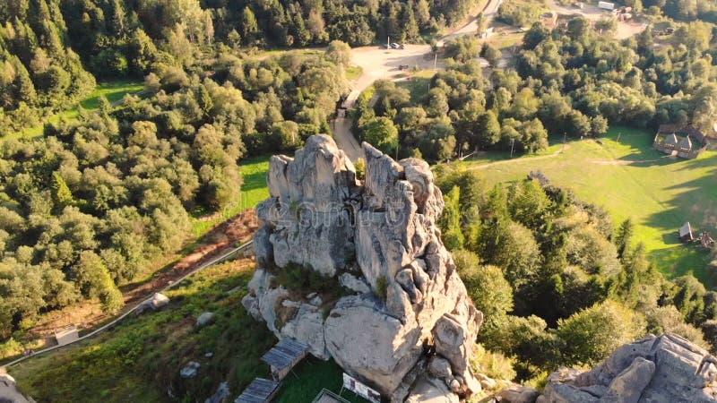 Vuelo de drones sobre montañas y rocas. belleza natural