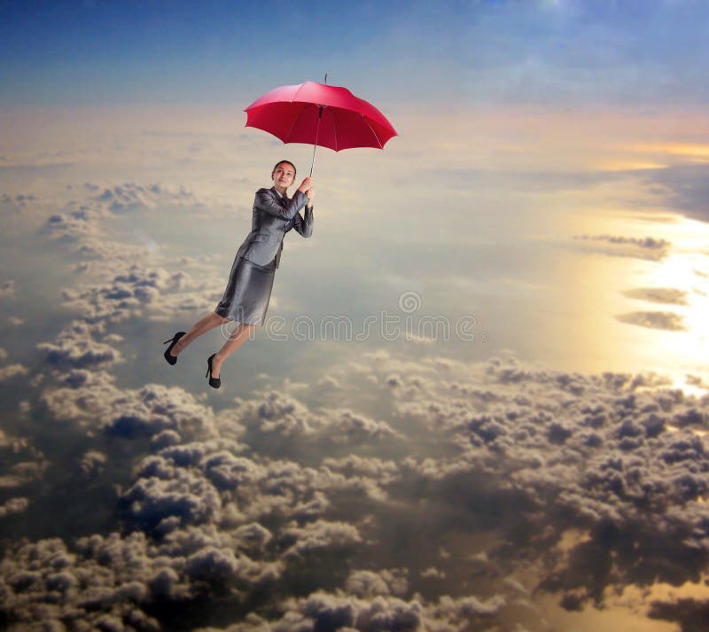 Vuelo de la mujer en el cielo con el paraguas foto de archivo Vuelo de la mujer en el cielo con el paraguas foto de archivo