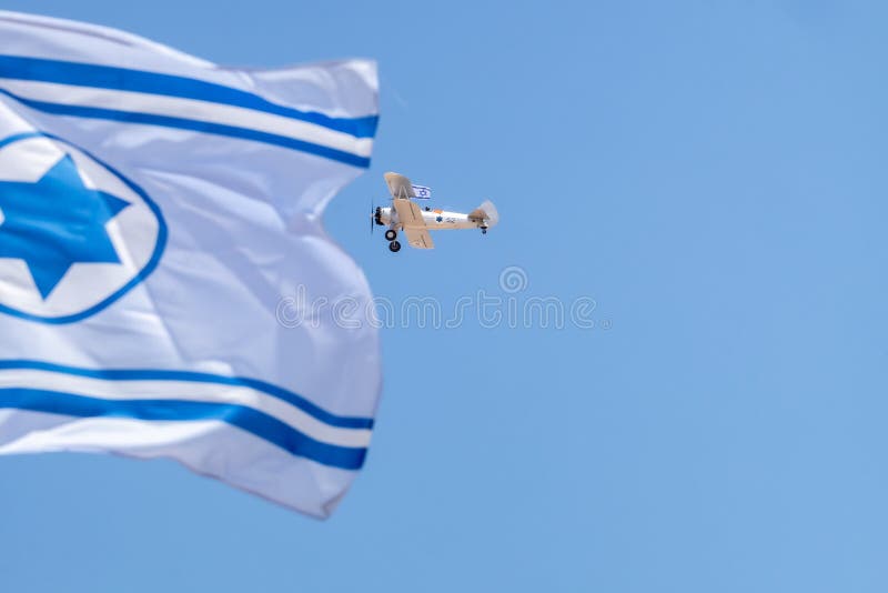 Vuelo de los aviones del vintage en cielo azul con la bandera israelí en el Día de la Independencia fotos de archivo Vuelo de los aviones del vintage en cielo azul con la bandera israelí en el Día de la Independencia fotos de archivo