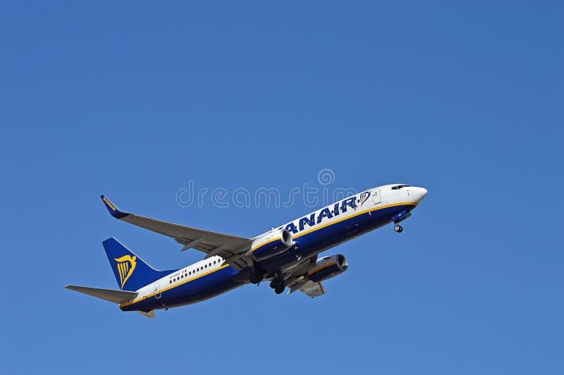 Vuelo De Ryanair Que Aumenta Su Tren De Aterrizaje Imagen editorial -  Imagen de tomar, ruedas: 46082985