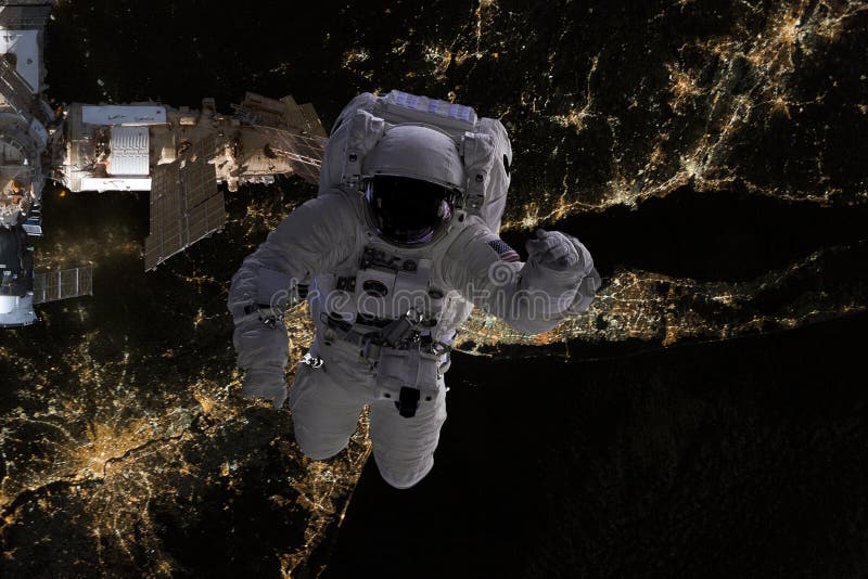 Vuelo del astronauta en espacio abierto sobre los E.E.U.U. durante noche, cerca de la tierra Imagen hecha de las fotos f de la NA imagenes de archivo Vuelo del astronauta en espacio abierto sobre los E.E.U.U. durante noche, cerca de la tierra Imagen hecha de las fotos f de la NA imagenes de archivo