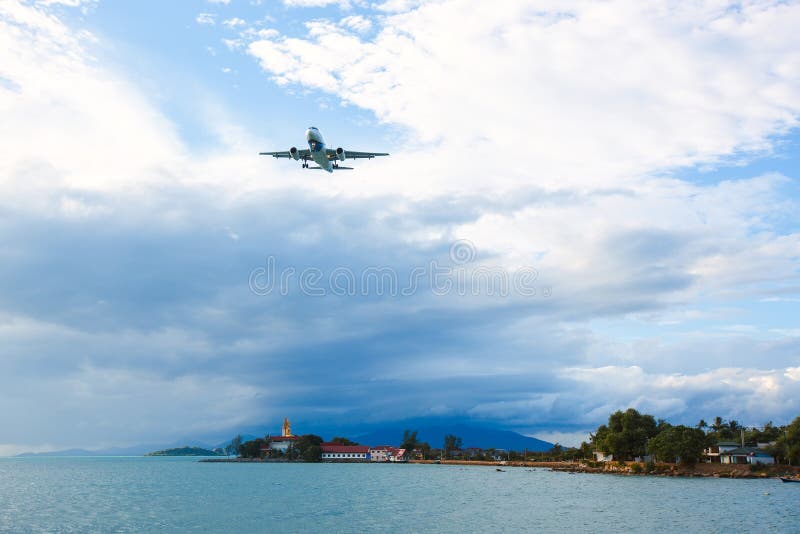 Vuelo del avi?n de pasajeros sobre el oc?ano y la isla azules hermosos en el uso de la playa del mar del destino de la pureza par imagenes de archivo Vuelo del avi?n de pasajeros sobre el oc?ano y la isla azules hermosos en el uso de la playa del mar del destino de la pureza par imagenes de archivo