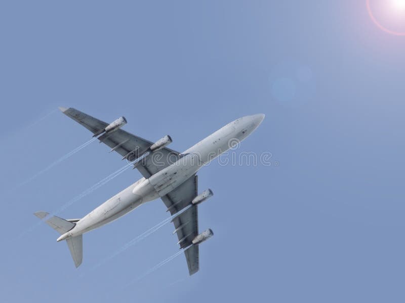 Aeroplano que vuela el cielo azul fotografía de archivo libre de regalías Aeroplano que vuela el cielo azul fotografía de archivo libre de regalías