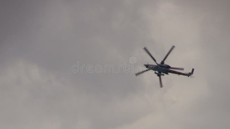 Vuelo militar del cazador de la noche del helicóptero de ataque sobre la ciudad