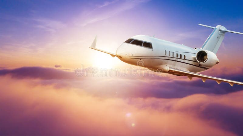 Vuelo privado del aeroplano de los pasajeros sobre las nubes fotografía de archivo libre de regalías Vuelo privado del aeroplano de los pasajeros sobre las nubes fotografía de archivo libre de regalías