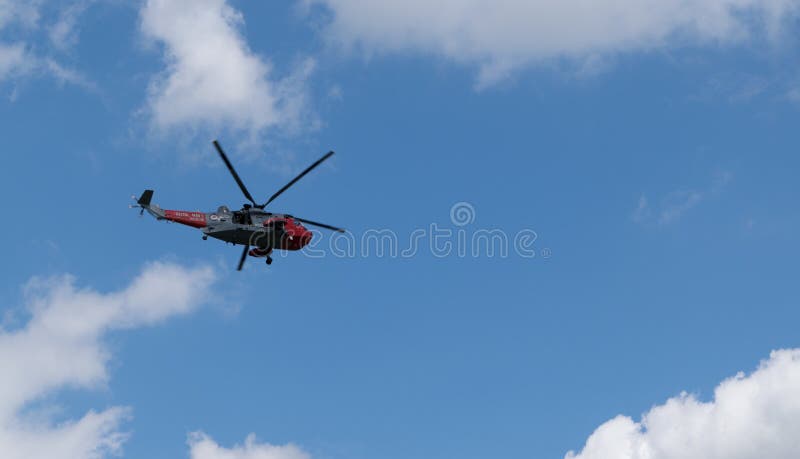 Vuelo real del helicóptero de la marina de guerra arriba imágenes de archivo libres de regalías Vuelo real del helicóptero de la marina de guerra arriba imágenes de archivo libres de regalías