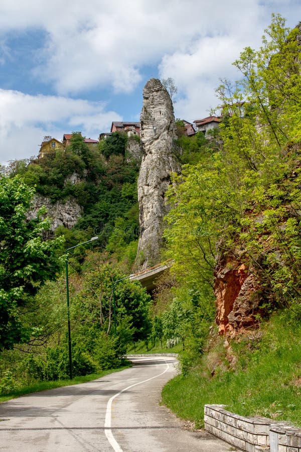 Vuelta del camino de la montaña debajo del cielo épico con las nubes y el pene que se asemejan al acantilado de piedra imagenes de archivo Vuelta del camino de la montaña debajo del cielo épico con las nubes y el pene que se asemejan al acantilado de piedra imagenes de archivo