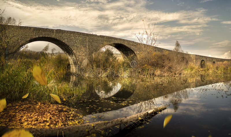 Vues d'automne de Diyarbakir de la dinde Vue du “pont historique de Devegecidi image libre de droits Vues d'automne de Diyarbakir de la dinde Vue du “pont historique de Devegecidi image libre de droits