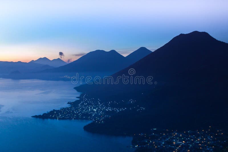 Vues de l'aube des villes mayas du lac atitlan des hauteurs du nez indien photos libres de droits