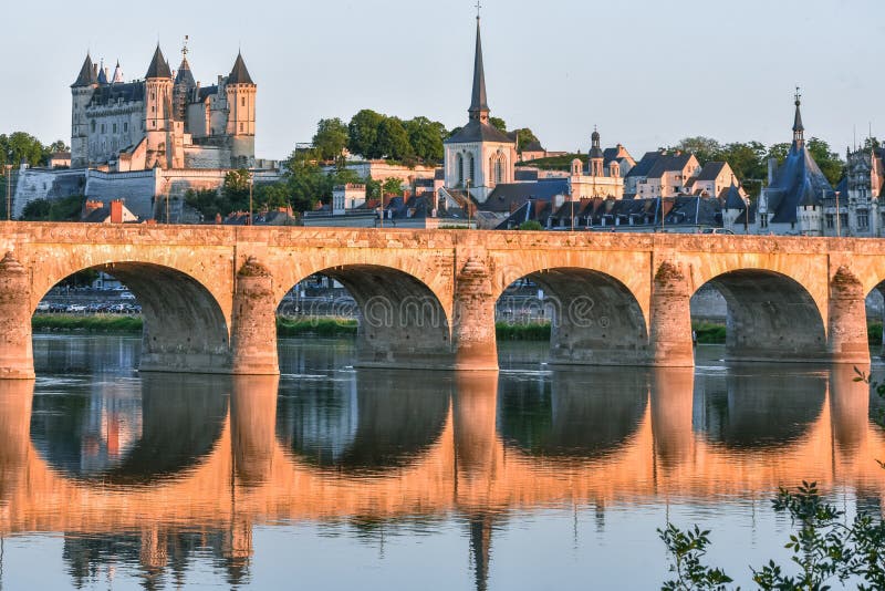 Vues de la ville de Saumur de la rive au crépuscule, avec le château à l'arrière-plan Loire Valley, France photos stock Vues de la ville de Saumur de la rive au crépuscule, avec le château à l'arrière-plan Loire Valley, France photos stock